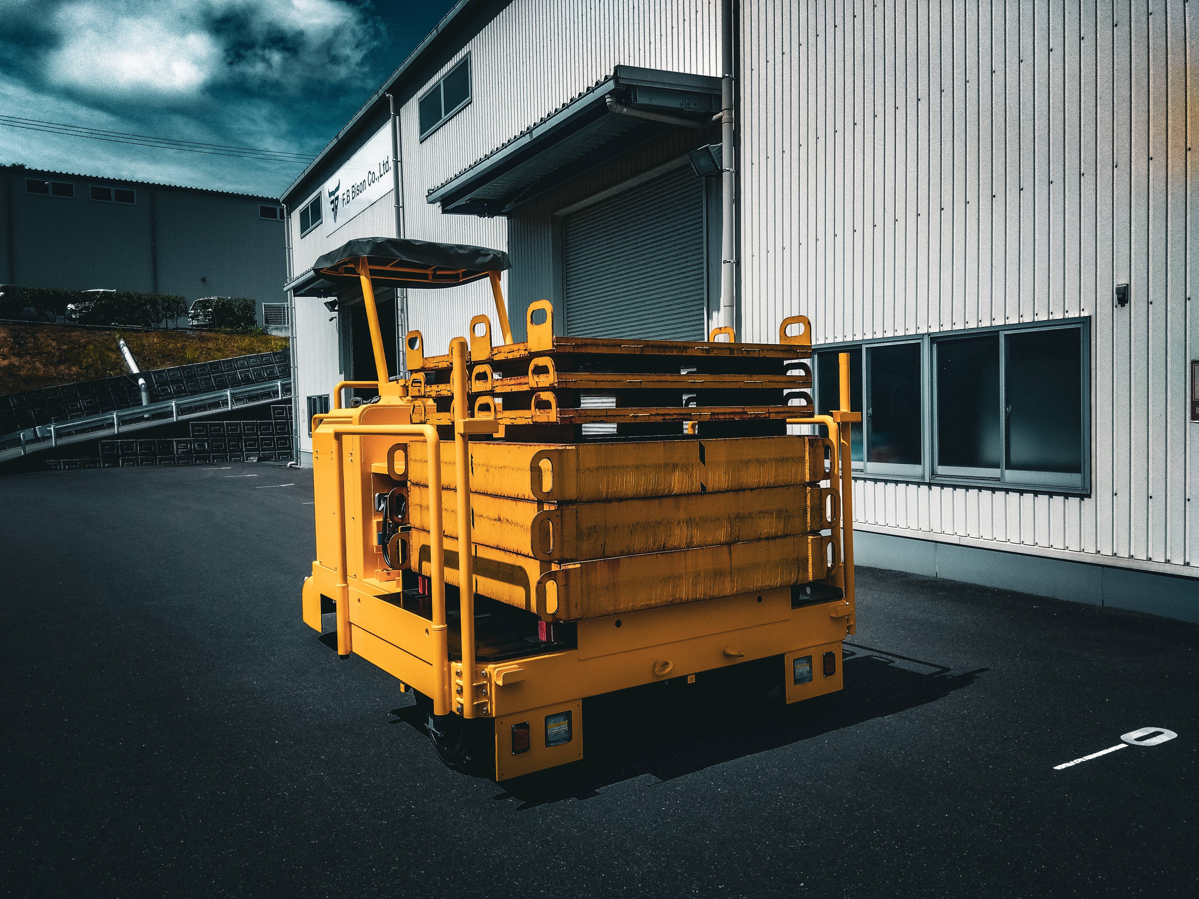 金型対応！工場内重量物搬送を効率最大化！15ton乗用金型搬送車