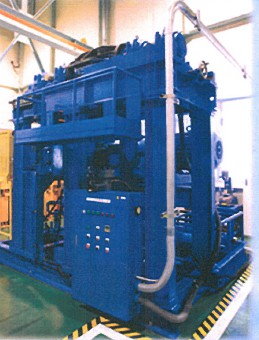 大型の架線金具の摩耗試験に　750kN摩耗試験機