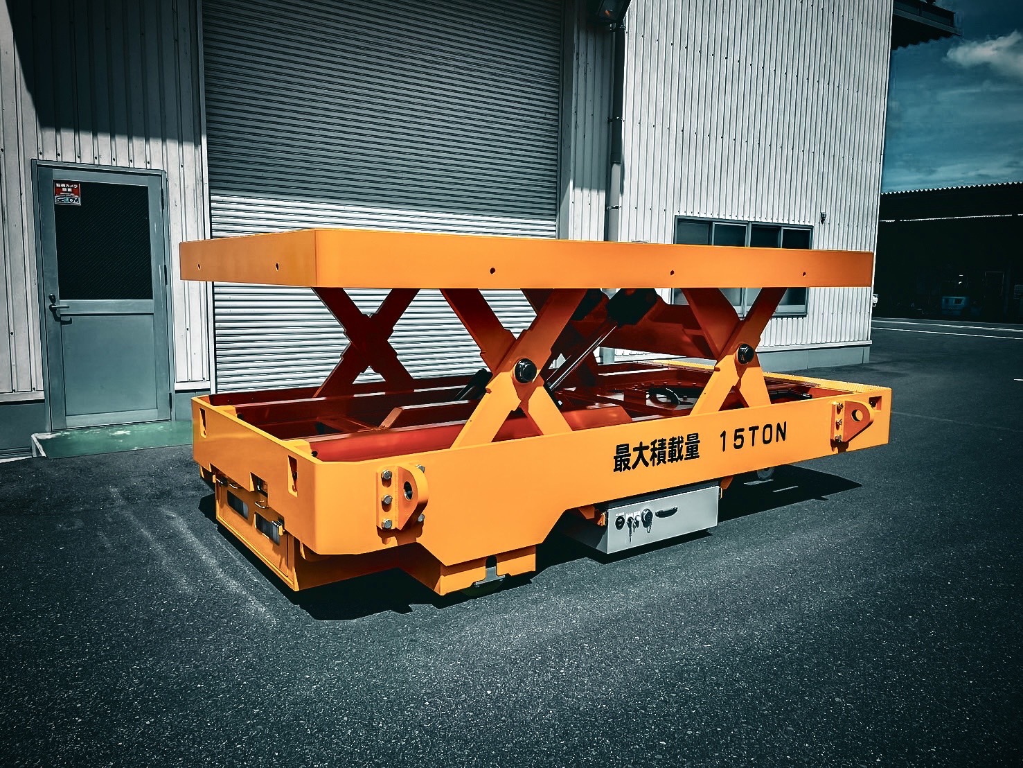 リフト機能で重量物をスマートに昇降！15TONリモコン式搬送車