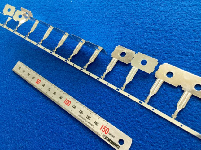 【製作事例】自動車 ハーネス用 連鎖端子 ターミナル