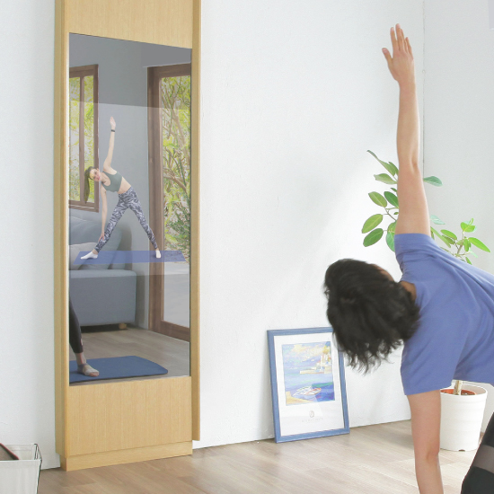 鏡に映すデジタルサイネージ『Mirado-Sports』