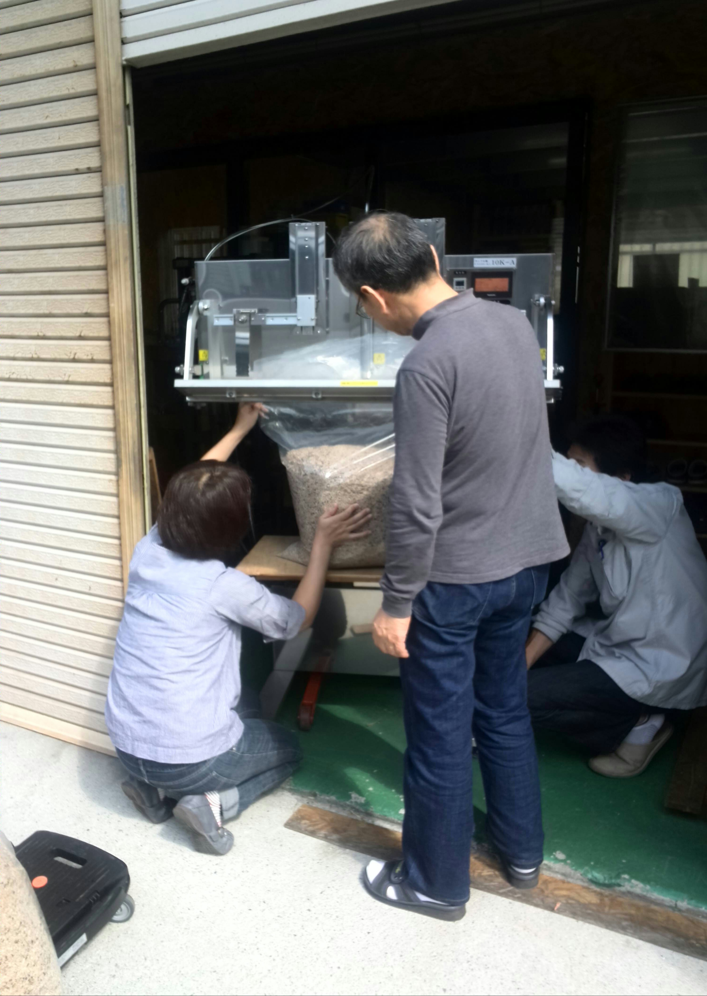 真空・脱気シーラー　真空包装のサンプルづくり 飼  料編の事例