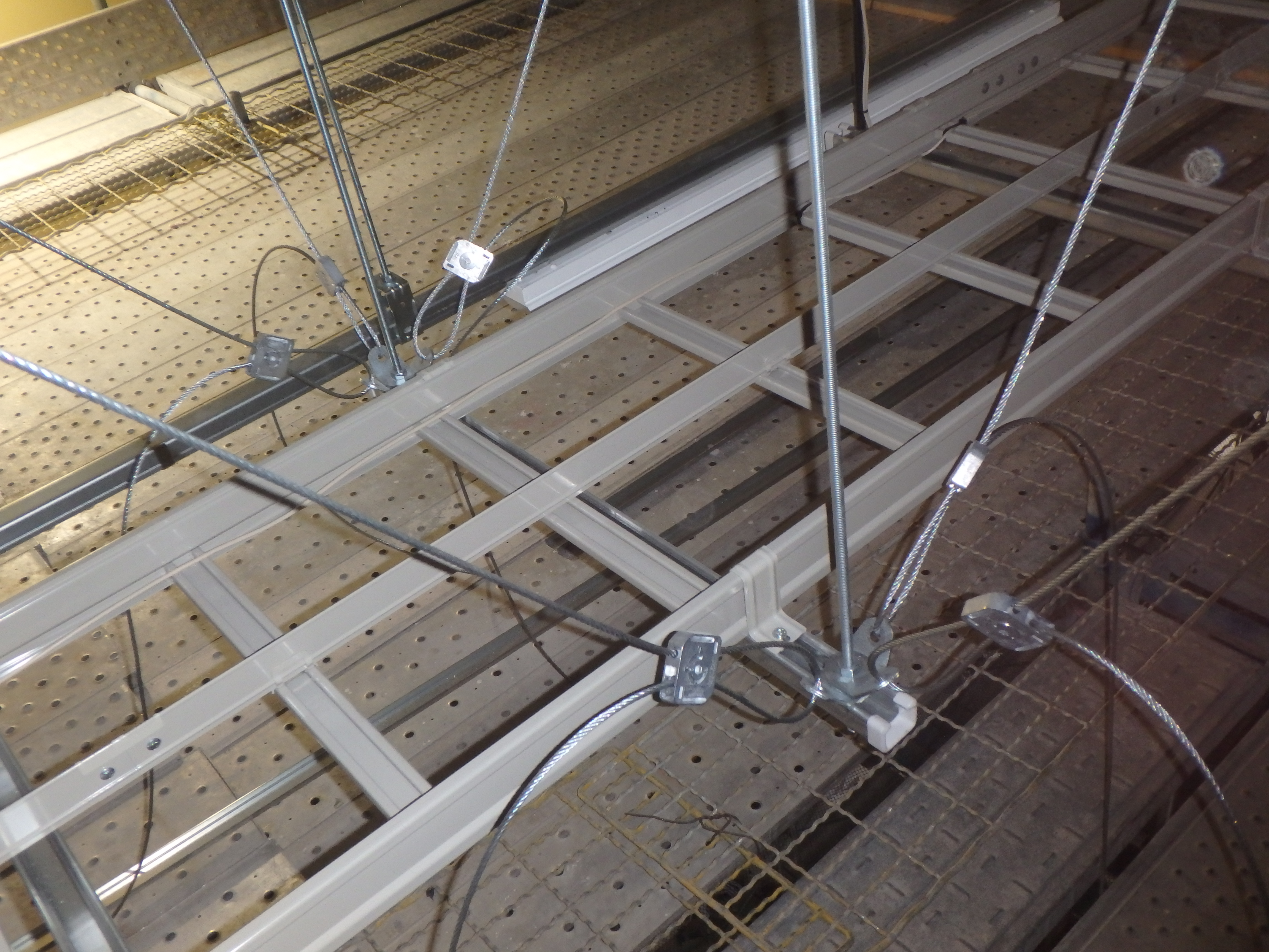 BCJ評定取得：B種振れ止めワイヤ工法：省施工で好評：特許出願中