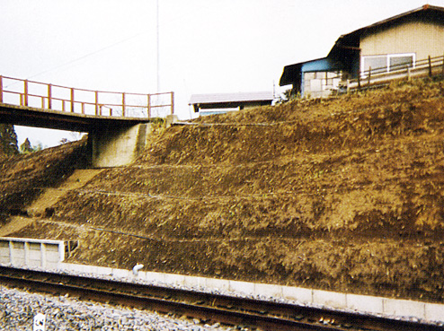 合成樹脂製・法面防護工『スロープ・ドレン』