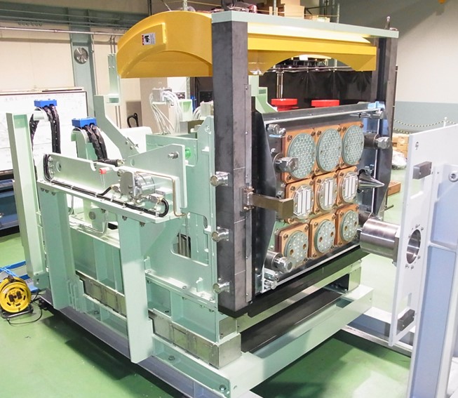 製鉄所の形鋼ミル用電源自動着脱装置（オートジョイント）