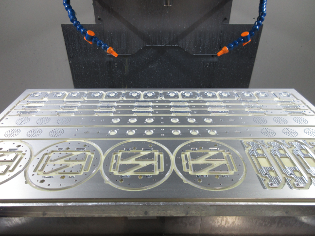 異なる種類の部品を同時加工するパッチワーク技法