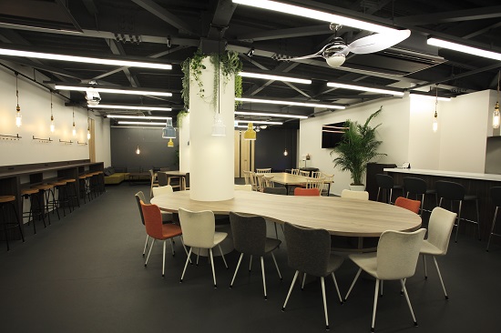 【オフィスにカフェスタイルを！】テーブルからイスまで御提案