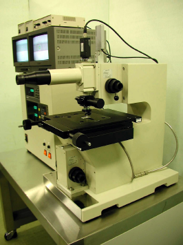 『非接触式非球面レンズ偏芯・厚さ測定器』