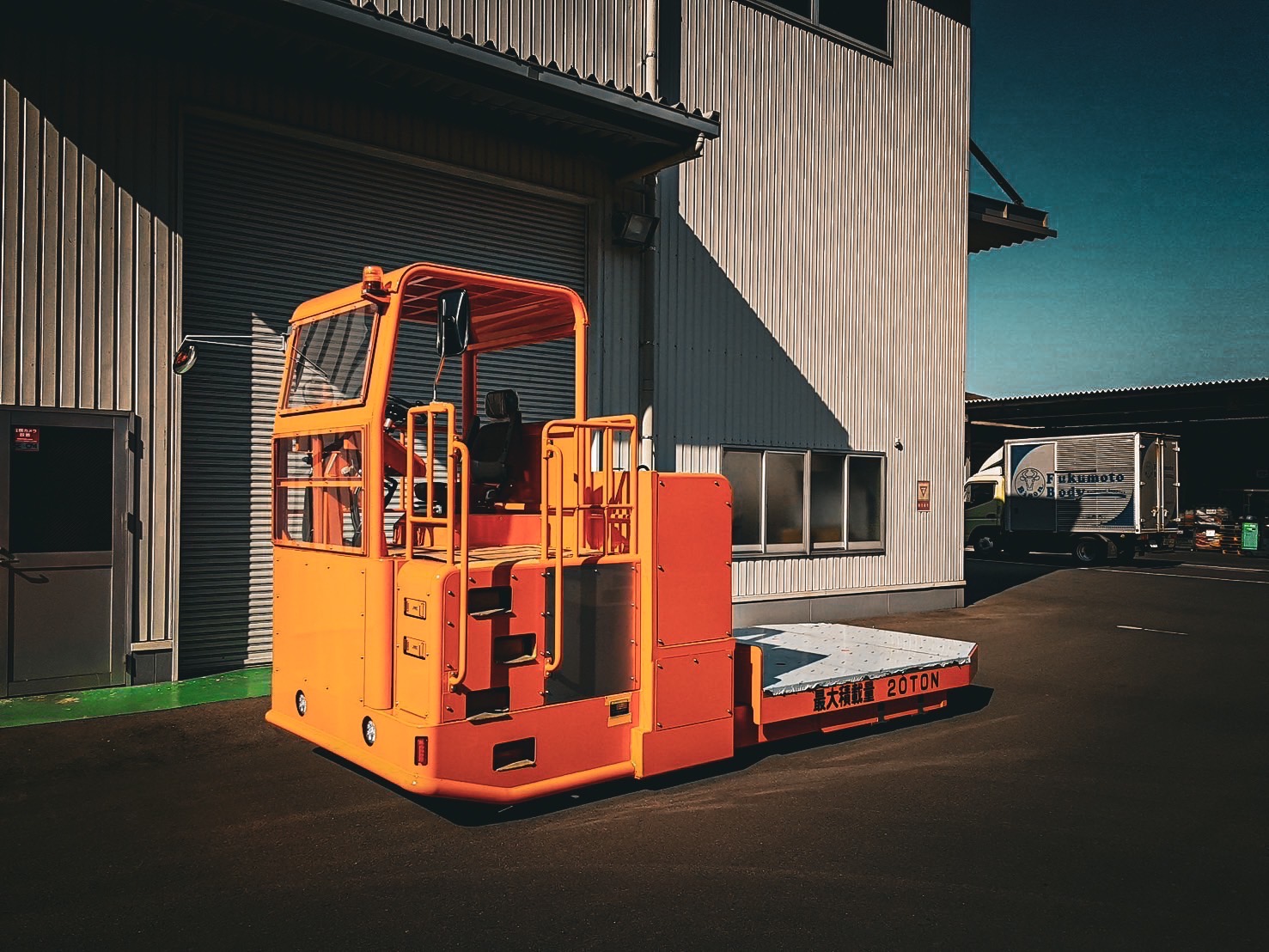 重量物搬送に最適！昇降機能付き特殊搬送車両