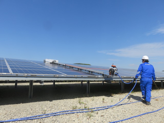 太陽光発電所　太陽光モジュールの洗浄サービス