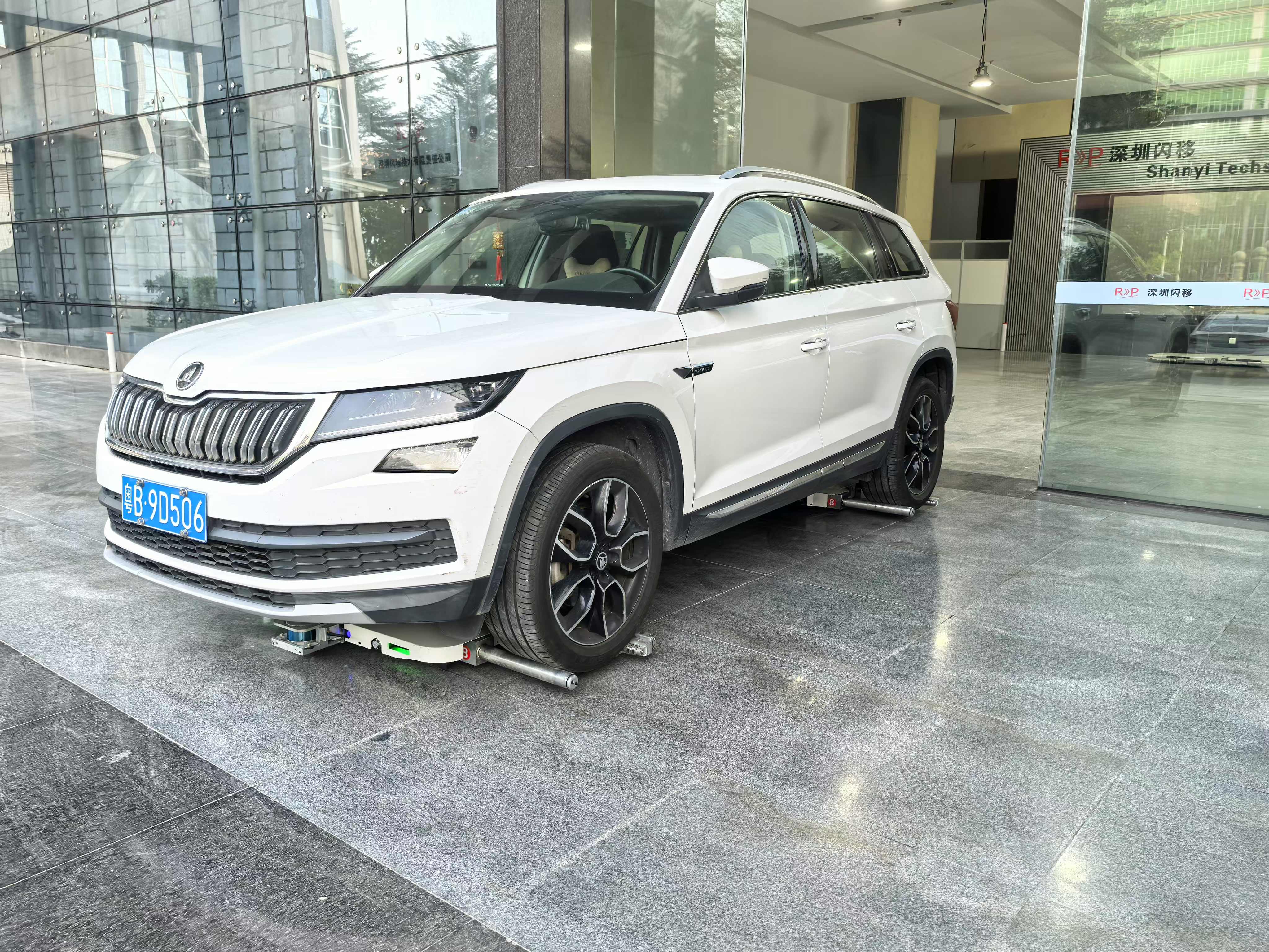 バレーパーキングロボット・車両搬送ロボット（横移動・回転タイプ）