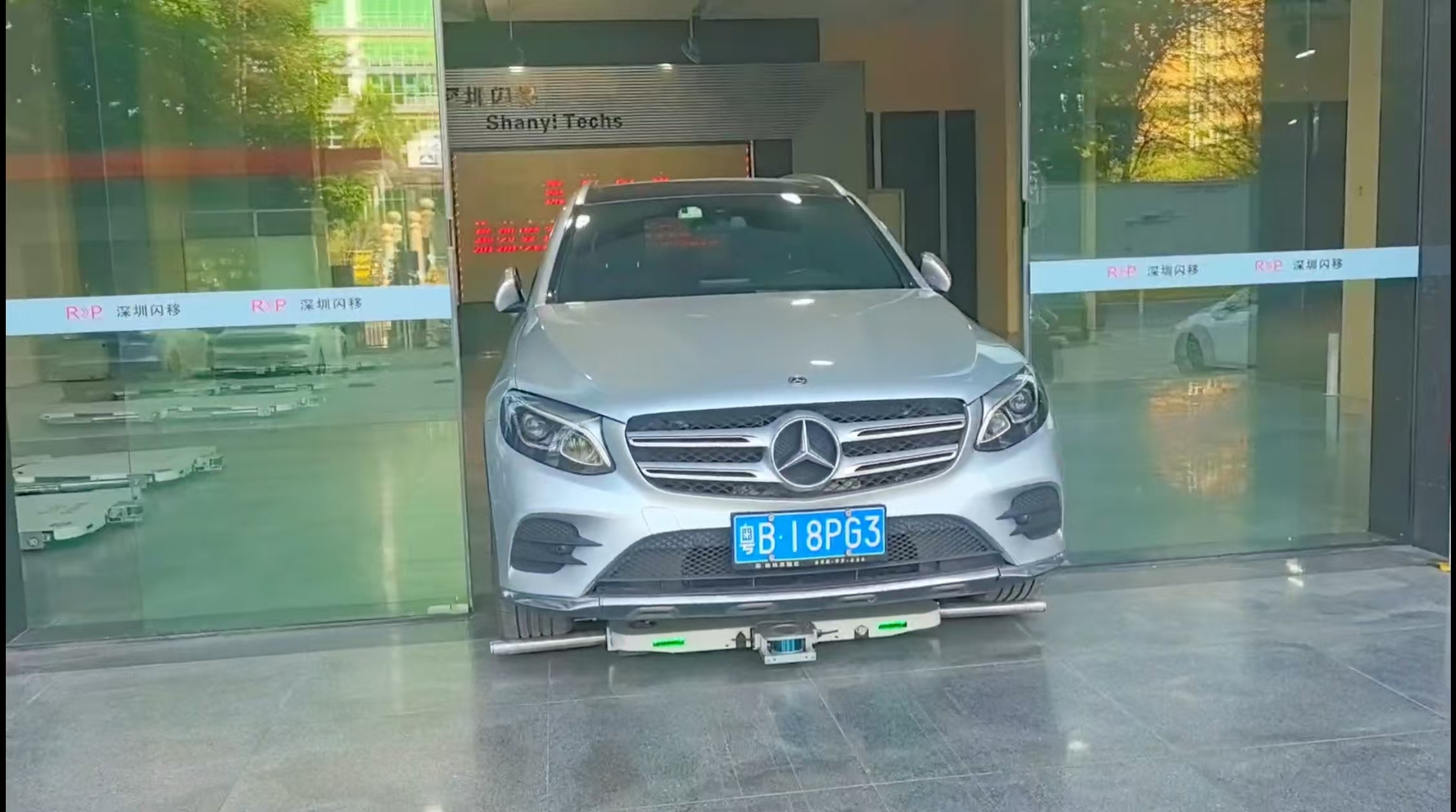 横移動、コマ回りが可能 /自動車工場向け車両搬送ロボット