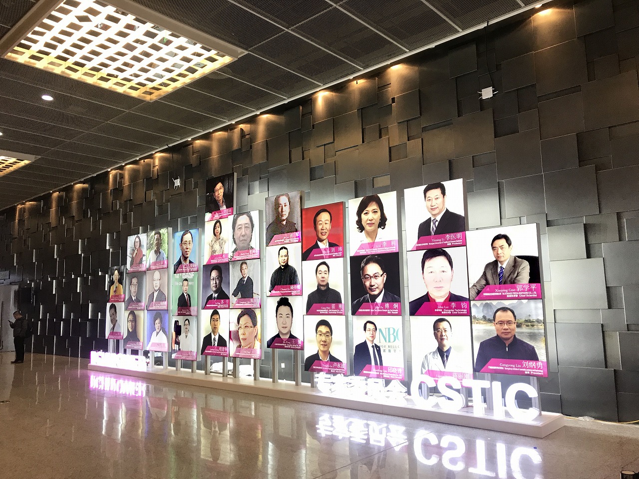 導入事例】展示会にて大型モダン電飾看板の使用例☆オクタルミナ