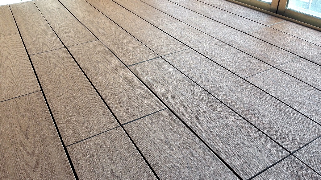 300mm×600mm木質感抜群な床化粧材 「デッキエキストラ」