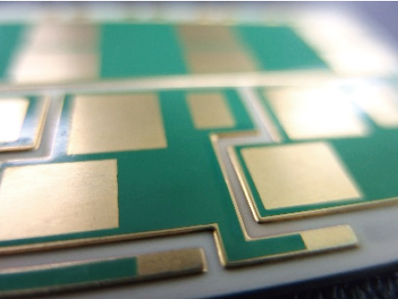 熱膨張係数が低い『金属ベース放熱基板』