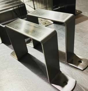 ステンレス製水栓柱用角サドルバンド＜ヘアライン仕上げ＞