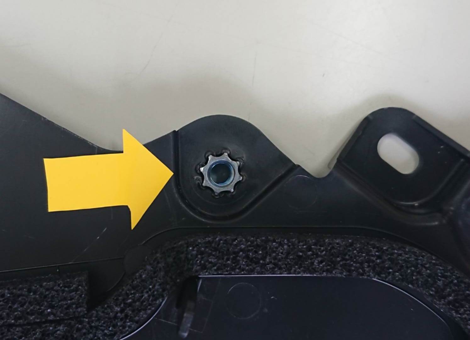 【SSOOナット採用事例】自動車のドア部分のスピーカーカバー部品