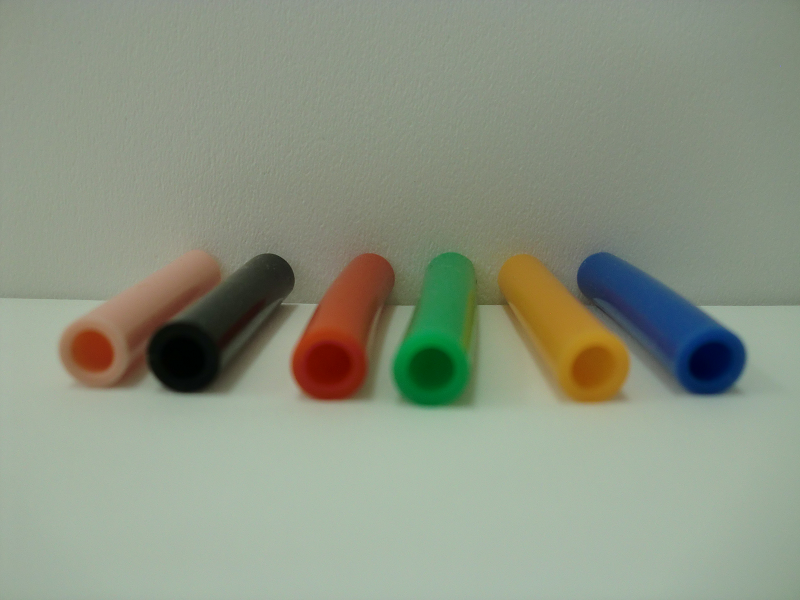自己潤滑性　シリコーンゴ  ム　押出成形品