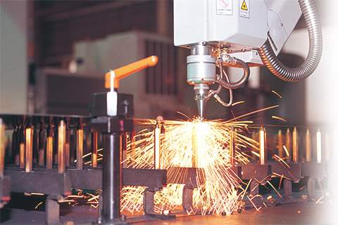 新鋭のファイバー二次元レーザー加工機を導入