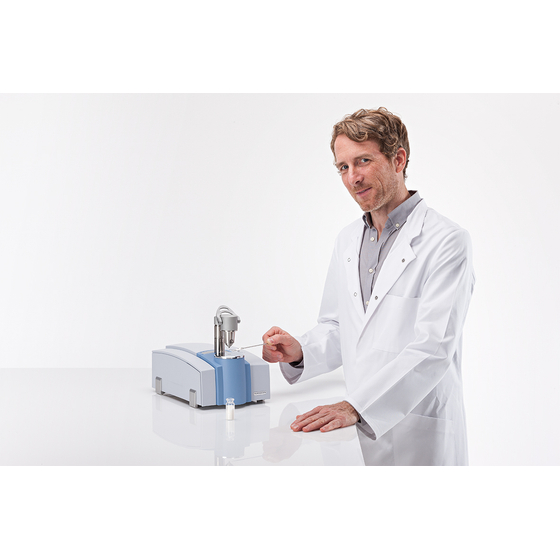 ALPHA_II_PLATINUM-ATR_model_labcoat_measurement_white_powder.jpg