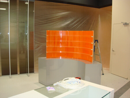 【加工事例】携帯電話陳列台(アクリル R曲げ加工品)