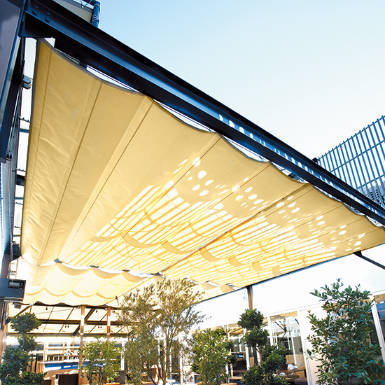 大型空間の日よけ・雨よけに！開閉式テント「ムービングルーフ」