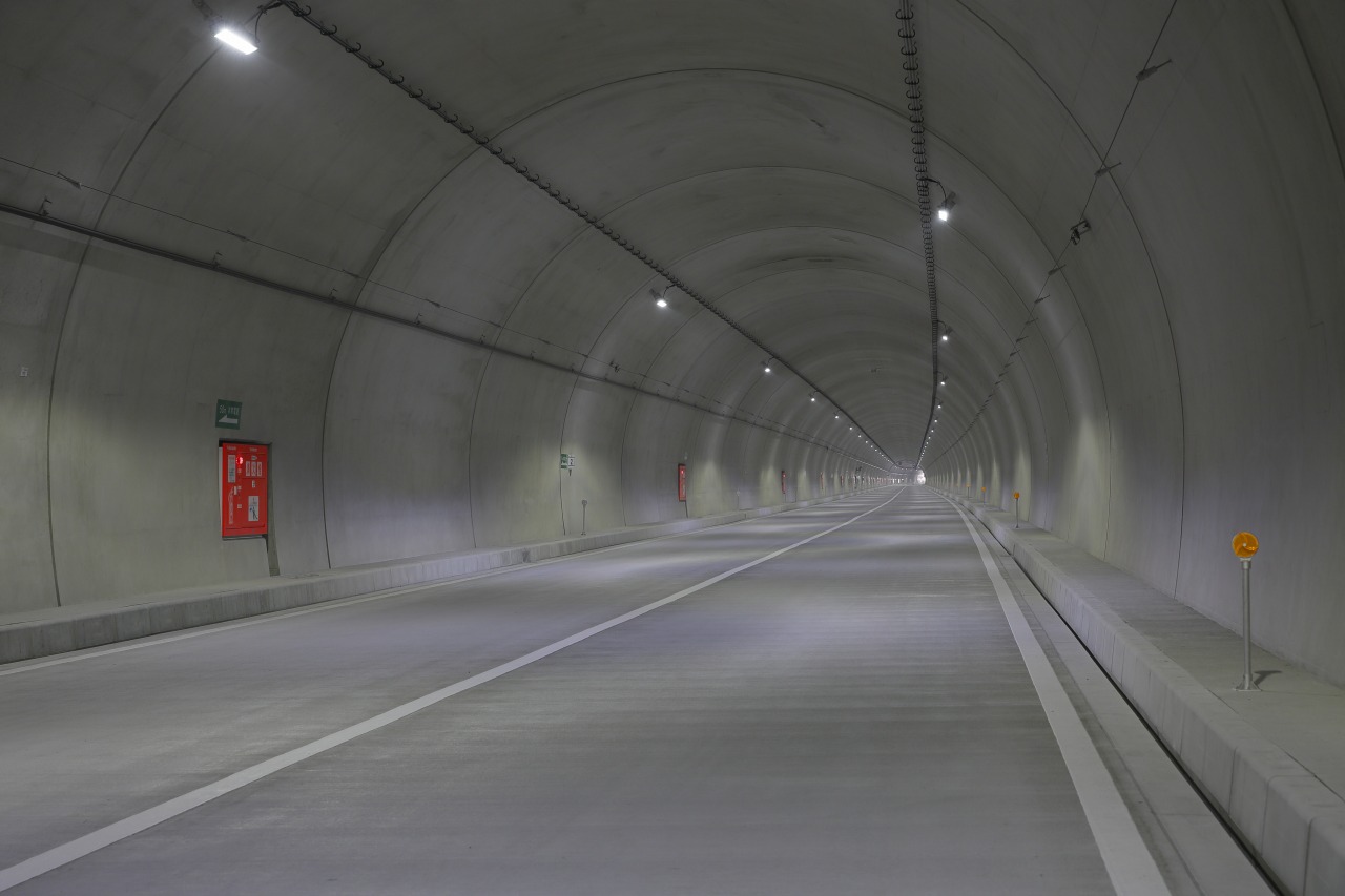 日本初!直流給電方式による新たなトンネルLED照明システムを