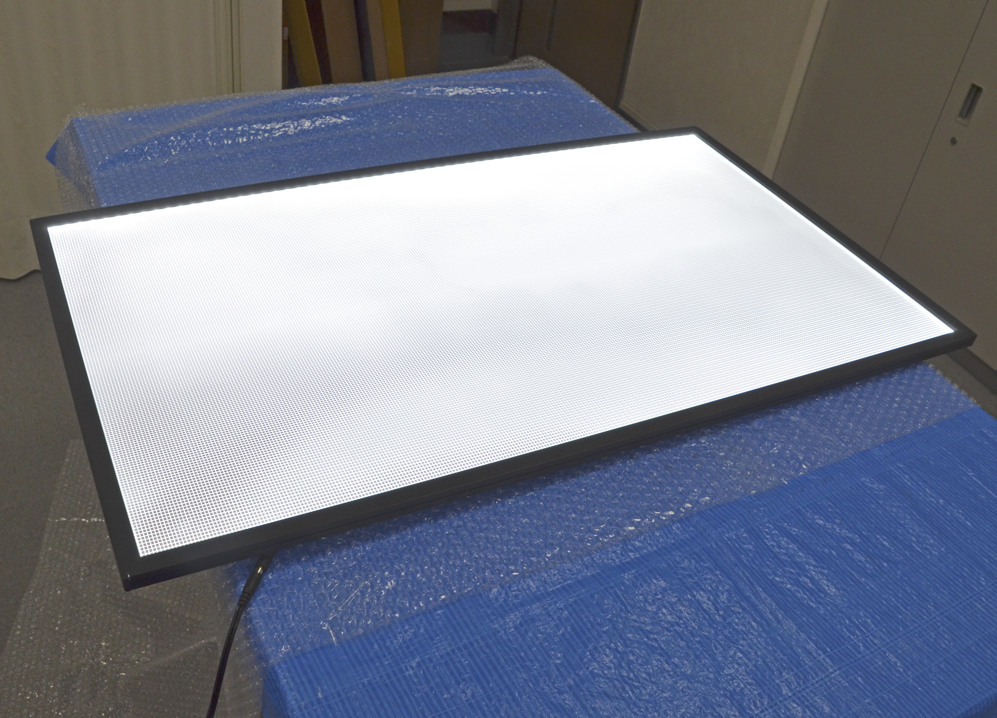 ACアダプター内蔵の幅22mm、LEDライトパネルSL21型