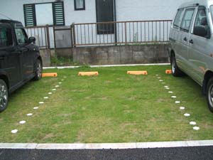 ローンストッパー　芝生の駐車場（ローンベース）専用車止め
