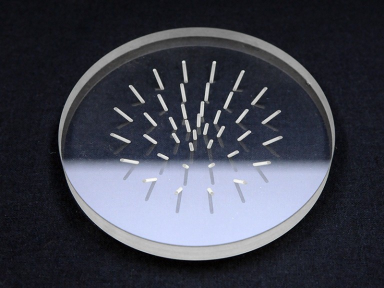 【超音波加工事例】石英ガラス(傾斜貫通穴加工)