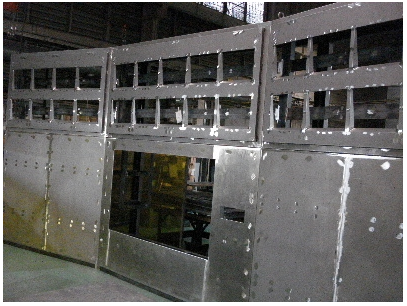 精密板金加工大型製作事例　鉄道監視システムモニター棚