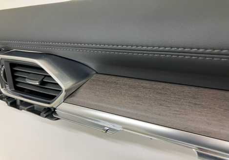 高級感のあるリアルな木彫（積層杢）を表現！外観部品製造