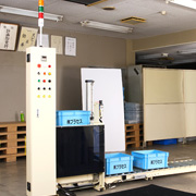 工場の効率化に！自動箱替機『オートストッカーシリーズ』