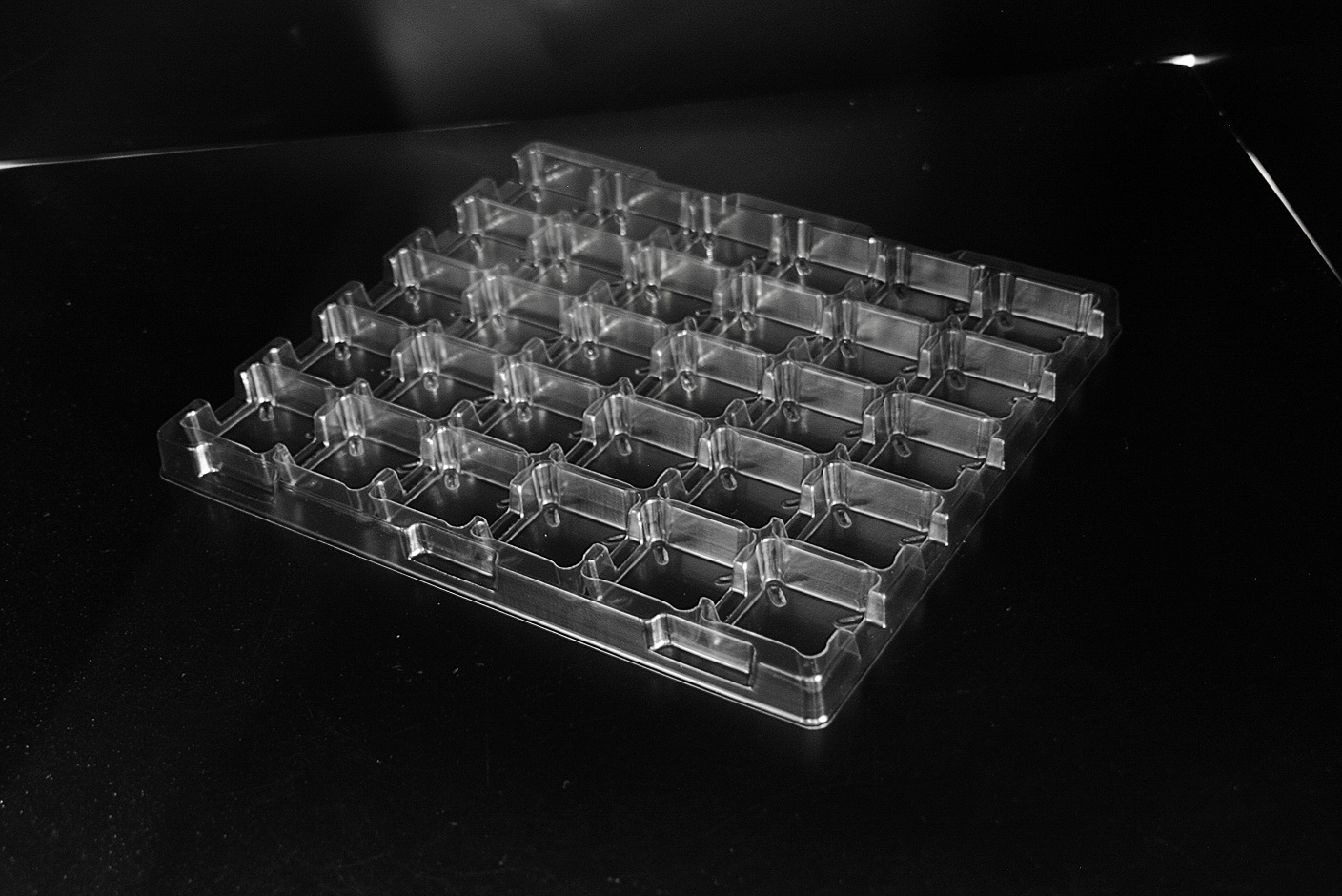 金型イニシャルコストの要らない汎用トレイ　MS33-33