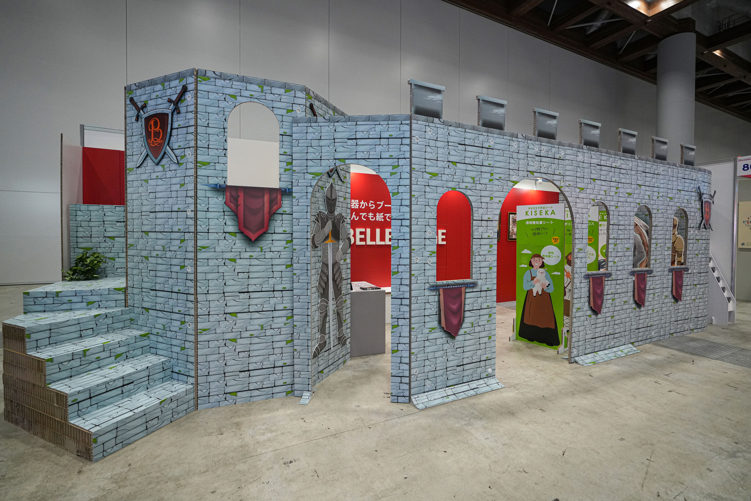 【展示会ブース】リサイクル可能な紙素材のお城のブース