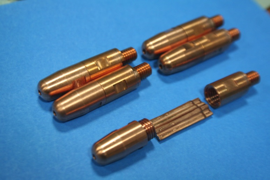 『半割れ型給電チップ』