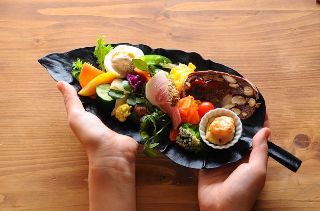 葉っぱのお皿『ラ・フュイユ』＜自然の造形美をライフシーンに＞