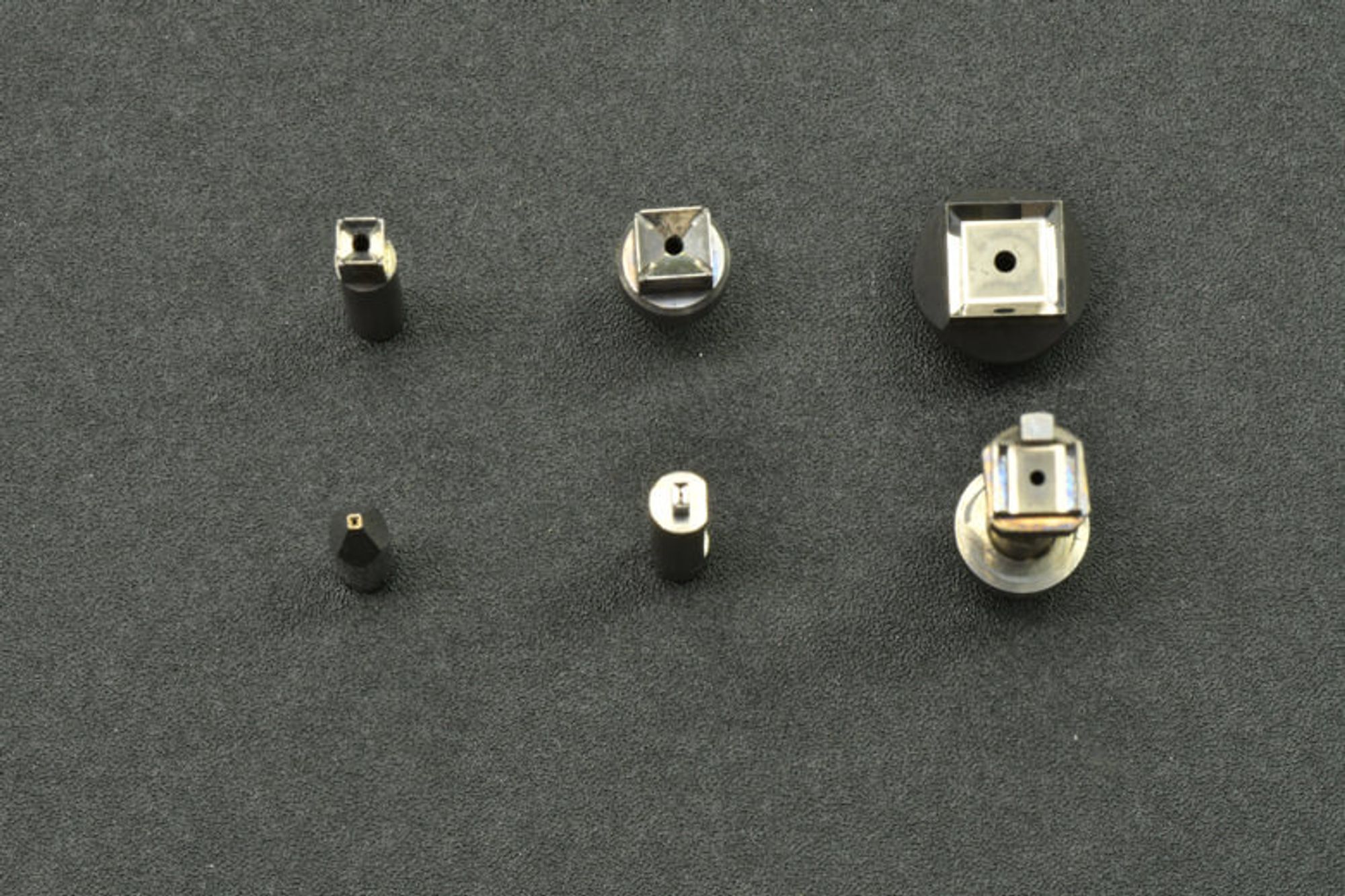 硬さに鍛えられた超硬コレットと金属製ダイコレットの耐久性に迫る