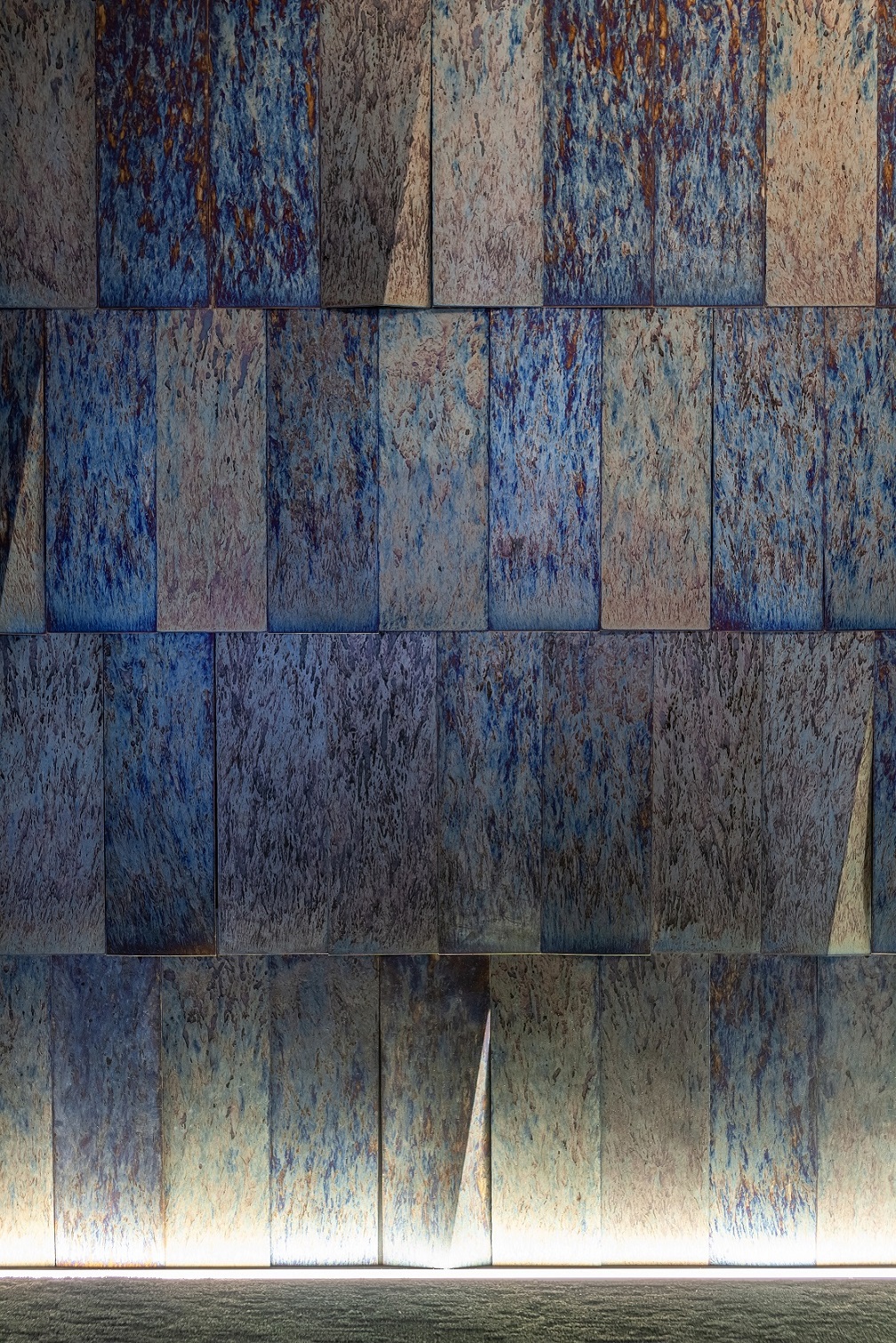 【着色事例】ホテルレセプション壁面の装飾に意匠性をプラス