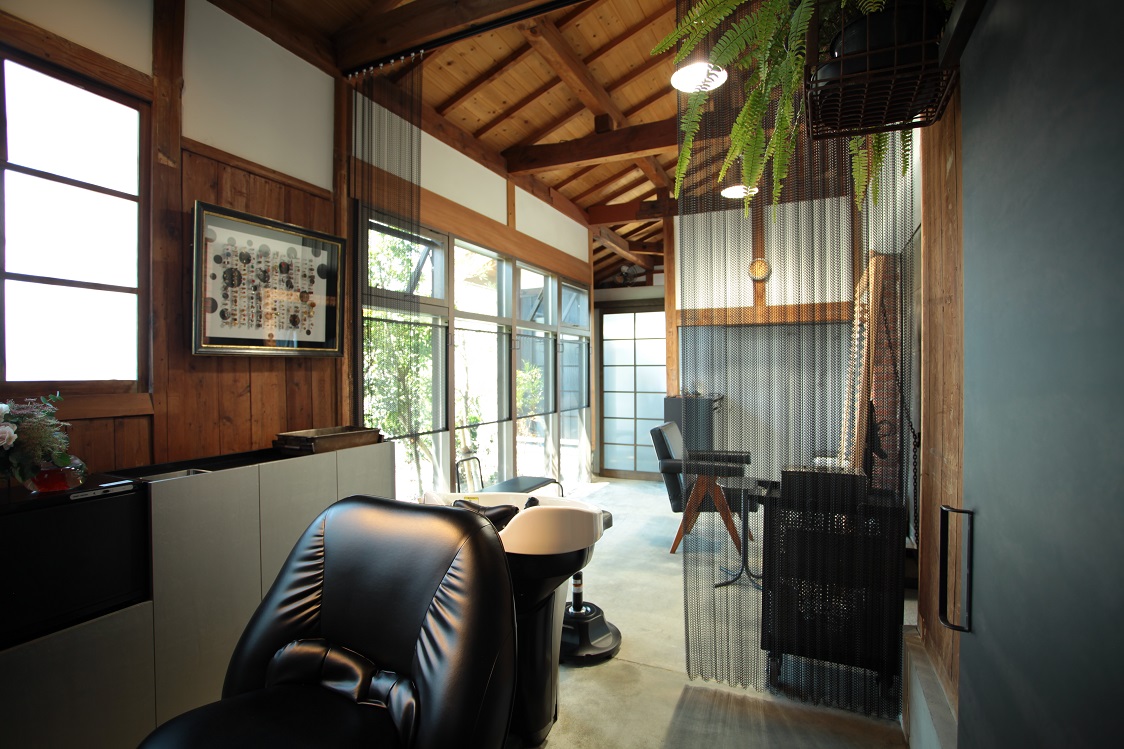 美容院にメッシュカーテン　施工事例