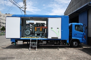 現場に持ち込み、そのまま稼働可能な車載式コンプレッサ