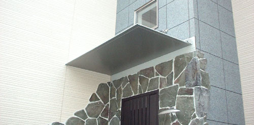 住宅向け内外装金属製品「アルミ薄型庇」