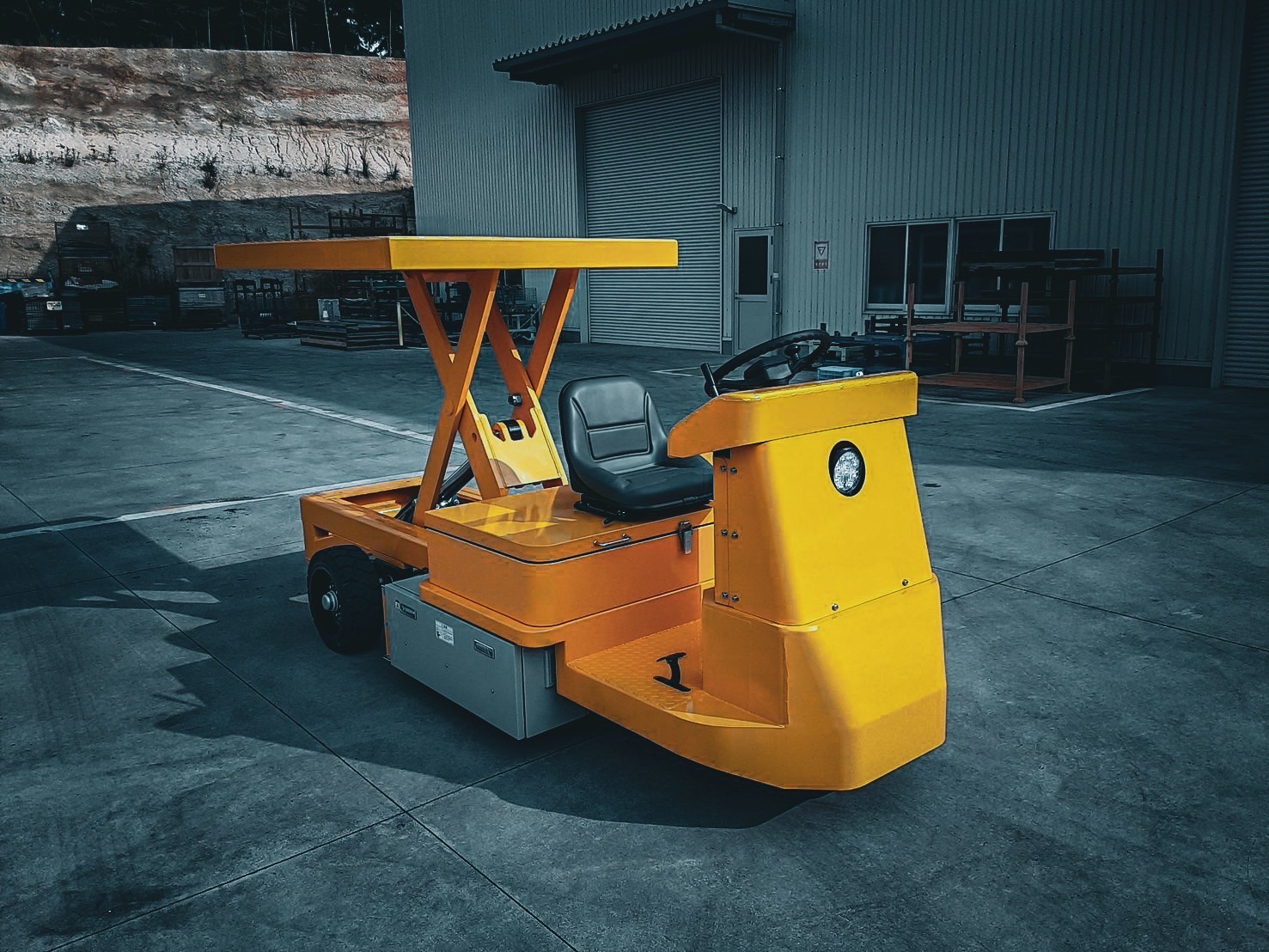 小型設計による高い機動力！1.6t昇降機能付きリフター台車!