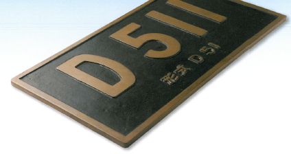 橋梁や看板などに多く使用　真鍮鋳物銘板