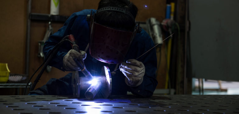 仕上げに定評ある加工業者が直面した、鉄道車両向けの壁