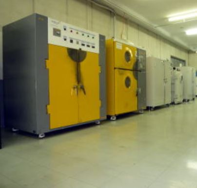 4台の注型機をフル稼働　真空注型加工サービス