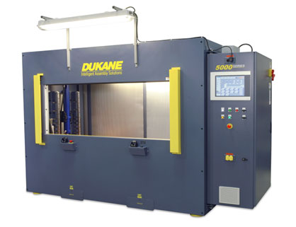 高荷重に強い4軸LMガイド式テーブルを採用した振動溶着機