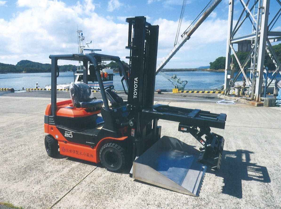 角氷運搬用アタッチメント『アイスグリッパーII世』