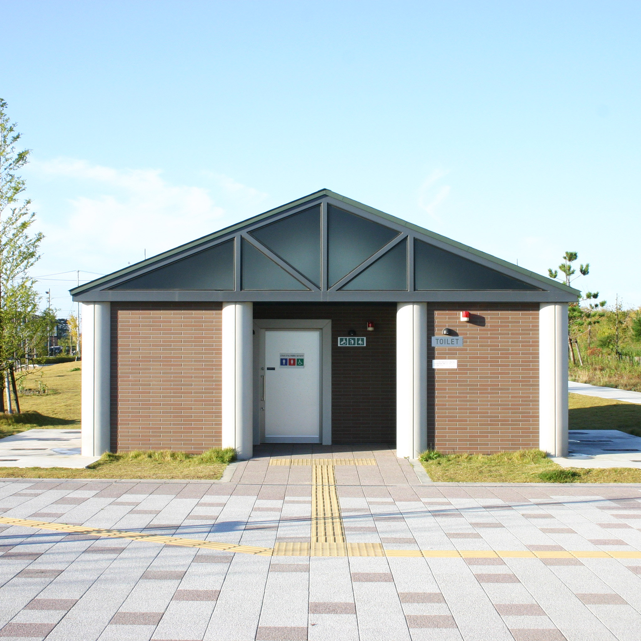 屋外トイレユニット　鉄骨造