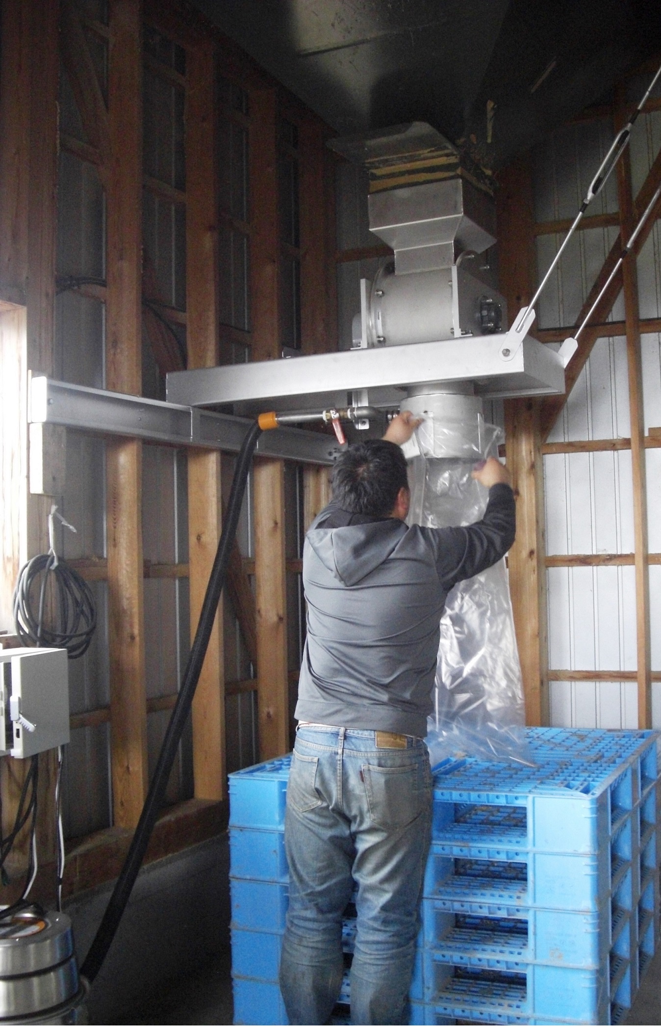 粉塵吸引機能付ロータリーバルブ